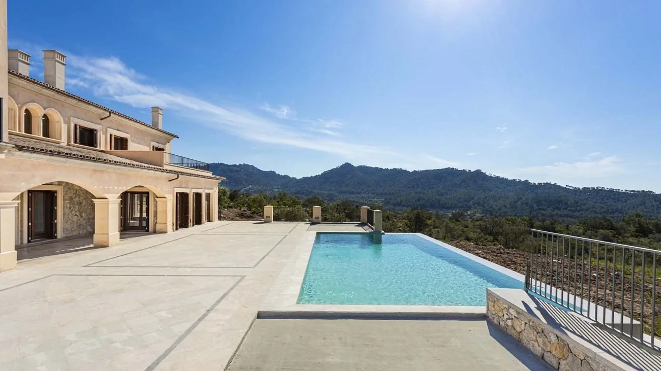 Piscina y vistas a las montañas