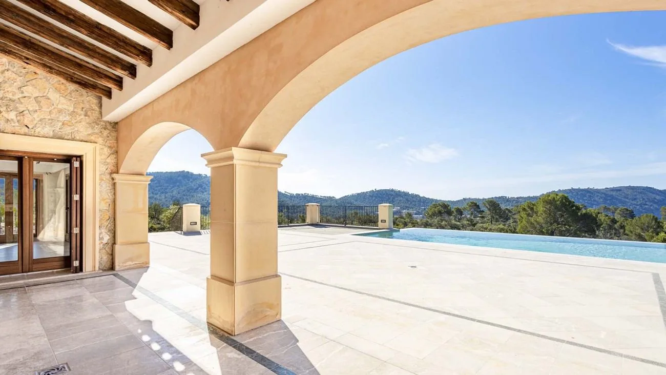 Terraza con arcos e infinity pool