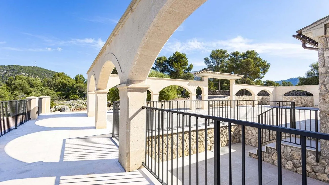 Terrazas y arcos de piedra